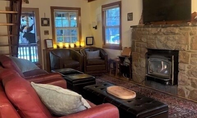 Bijou Pines Cabin | Charming Knotty-Pine Cabin: Steps from the Lake & Pool