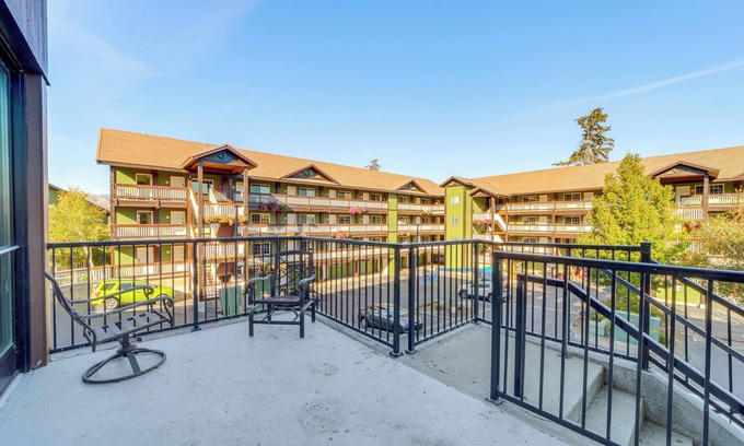 Chelan Apartment | Walk to the Lake: Chelan Condo w/Mtn Views!