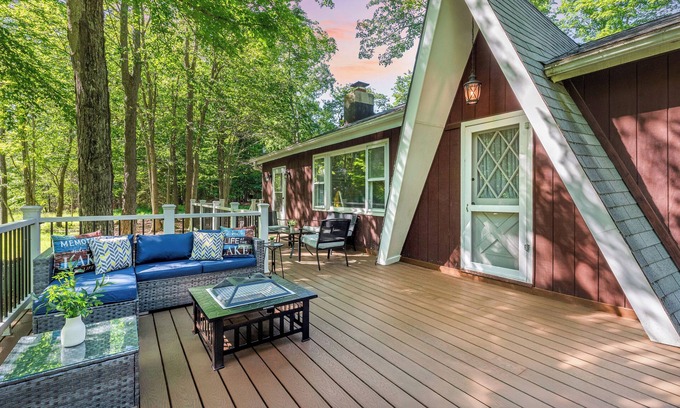 Pocono Lake House | Exquisite Tomhickon by AvantStay | Steps to Lake & Firepit