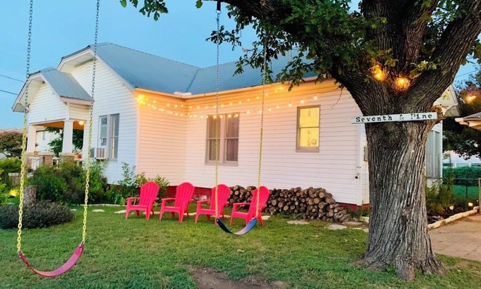 Georgetown House | Experience Old Town Charm: Walk to The Square & S.U.