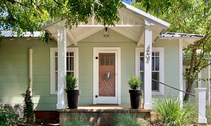 Mason House | Convenient Stay Steps from the Square with Family Amenities