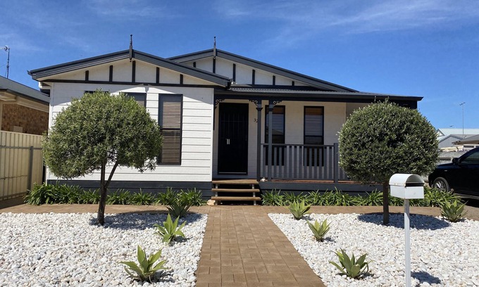 Moonta Bay House | Stroll to Simms Cove Beach - Guest Rated 9.8, Pet Friendly