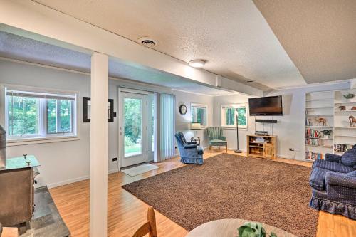 Roan Mountain House | Pet-Friendly Roan Mountain Cabin Steps from Scenic Trails