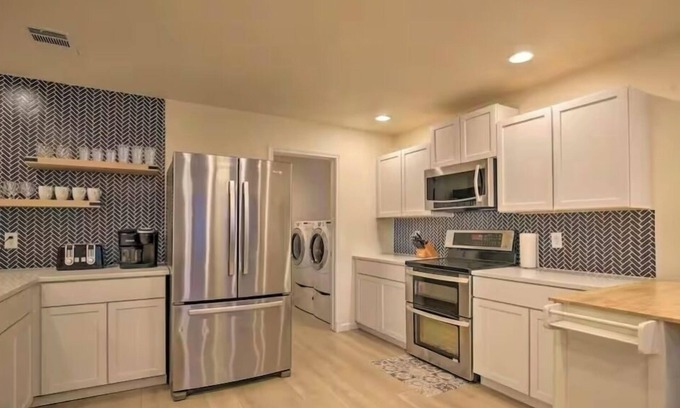 San Marcos House | Walk to TX State! 5 BR/3 bath, 2 kings/3 queen