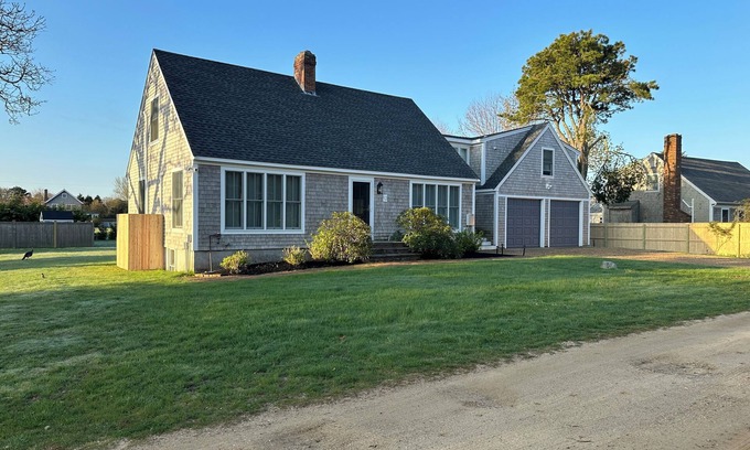 Katama House | Immaculate 4-Bedroom Retreat: Walk to Village & Beach