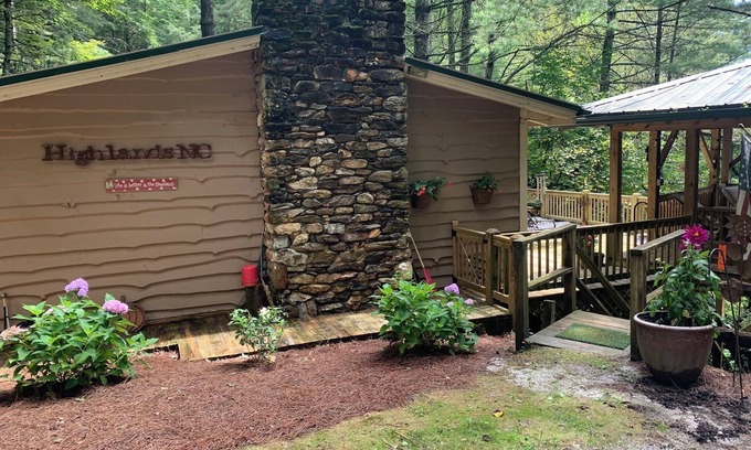 Highlands House | Cozy Cabin Retreat: Walk to Waterfalls, Near Town!