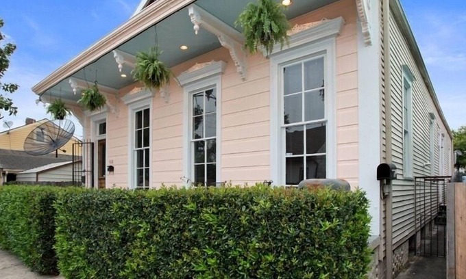 East Riverside Apartment | Walk To World Famous Tipitinas Music Club