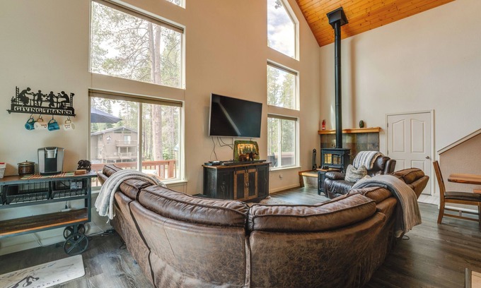 Pla-Vada Woodlands Cabin | Walk to Yuba River & Beach: Pet-Friendly Cabin