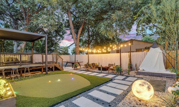 Govalle House | Walkable East Austin Oasis with Jacuzzi