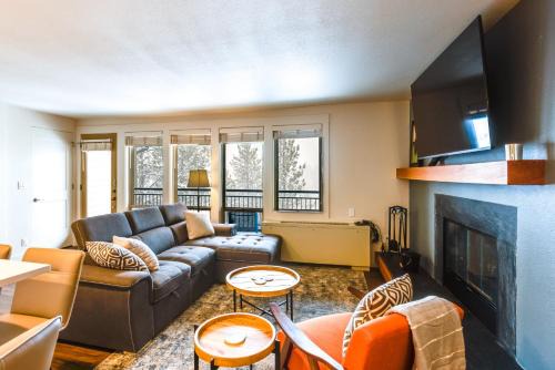 Bend Apartment | Inviting Bend Condo with Pool & Hot Tub Access
