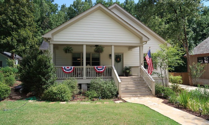 Athens House | Ideal Location Near Gameday and Five Points with Breakfast