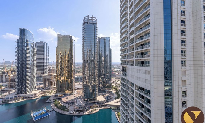 Jumeirah Lake Towers Apartment | Walkable to Metro at Heart of JLT