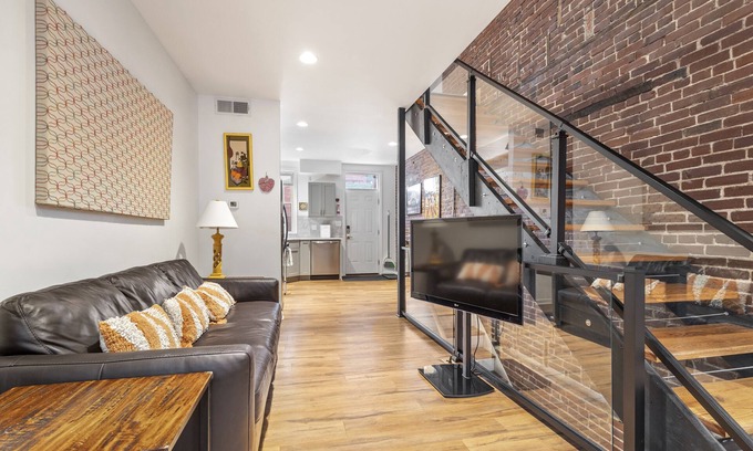 Pittsburgh House | Explore Pittsburgh: Steps from Trendy Neighborhoods & Free Parking
