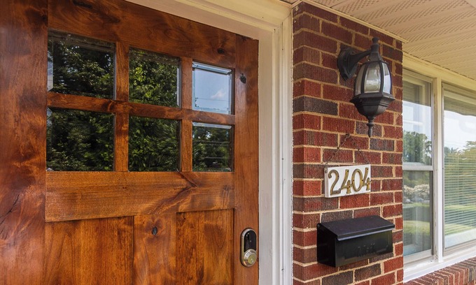 Fry's Spring House | Renovated Home Near UVA & Fontaine Park with Spa Amenities