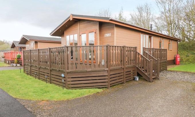 South Lakeland Leisure Village Cottage | Walkers Rest: Pet Friendly Retreat with Garden in Carnforth