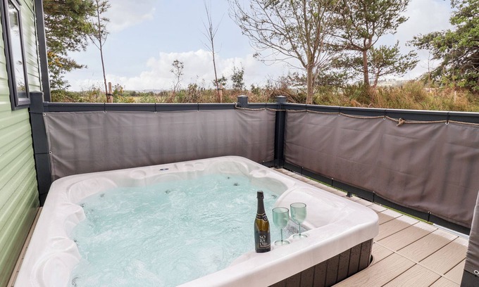 West Heslerton Cottage | Discover Walkers Retreat: Pet-Friendly Holiday Cottage Awaits