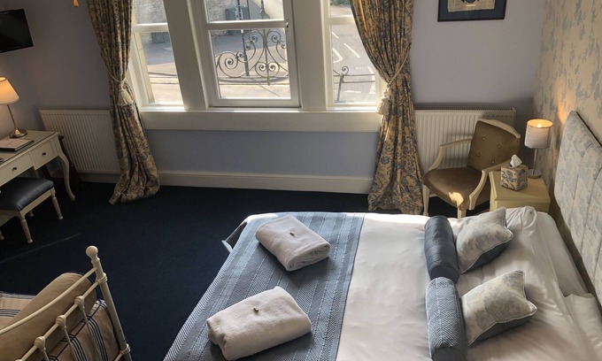 Combe Down House | Prime Location with Free WiFi, Pool & En Suite Comfort