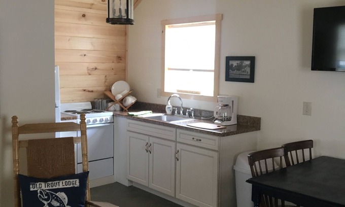 Geneva-on-the-Lake Cottage | Prime Location: Steps from the Iconic GOTL Strip