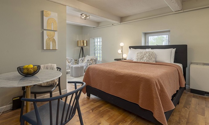 Carbondale Apartment | Convenient Stay Near Campus with Pet-Friendly Amenities
