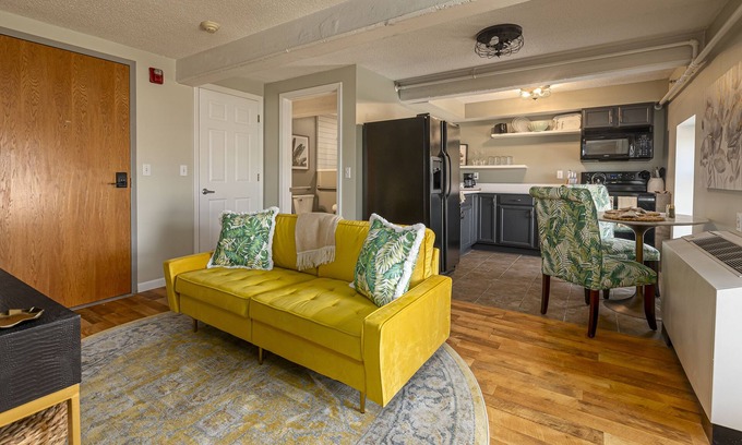 Carbondale Apartment | Convenient Stay Near Campus with Family-Friendly Amenities