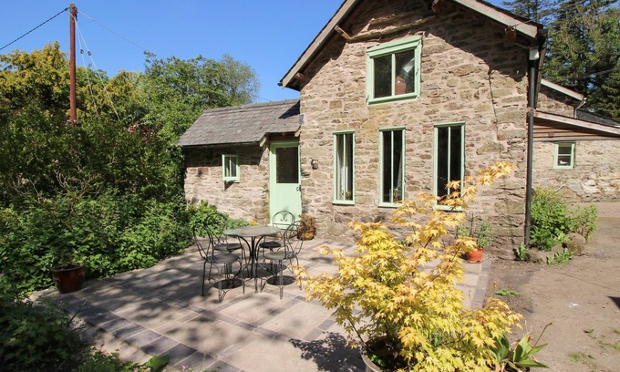 Bishops Castle Cottage | Walkmill Barn: Character Cottage with Pet-Friendly Amenities
