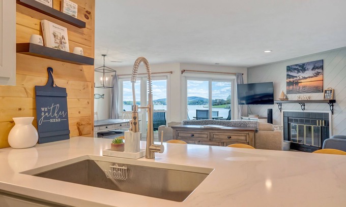 North Shore Condo | Waterfront Condo in Bernard's Landing with Amazing Amenities