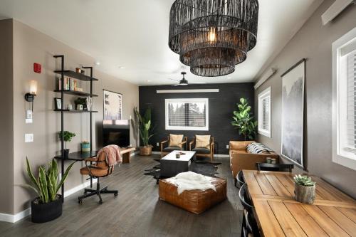Pinedale Apartment | Wallace BNB: 4-Star Getaway with Spa & Pet-Friendly Stays