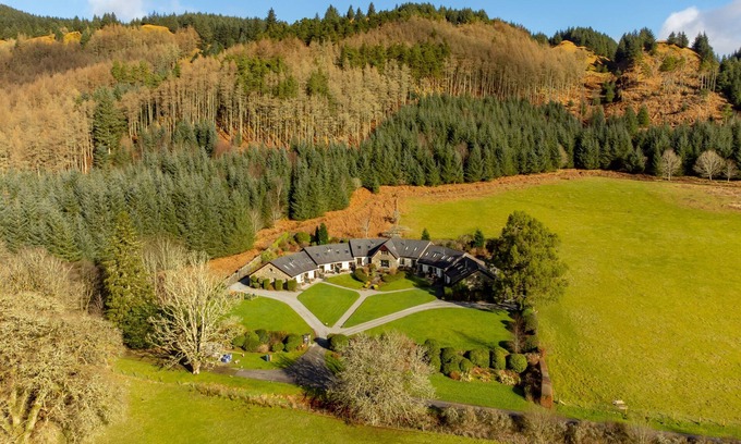 Slate Islands Cottage | Inviting Walled Garden Mews 7: Family-Friendly Retreat