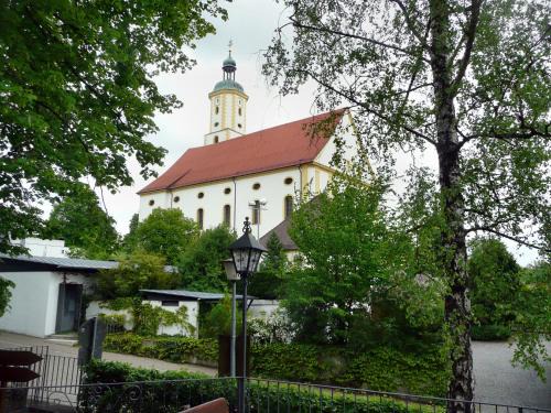Wemding Hotel | Welcoming Wallfahrtswirt: Pet Friendly & Family-Oriented Stays
