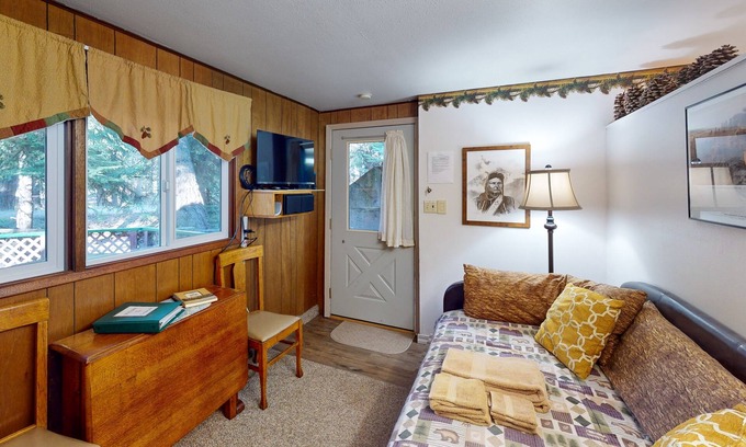 Joseph Apartment | Historic Wallowa Lake Studio with Deck & Mountain Views