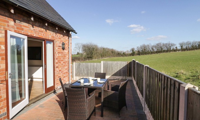 Ardens Grafton Cottage | Family-Friendly Walnut Cottage with Garden in Welford-On-Avon