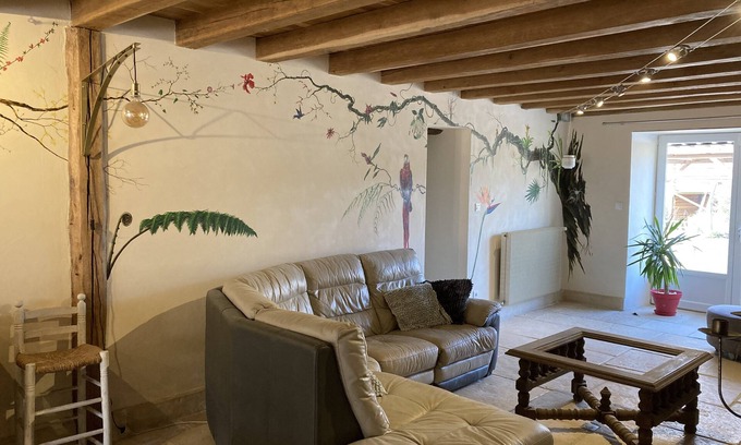Praslay House | Walnut Cottage: Guest Rated 10/10 with Lake Views & Pool
