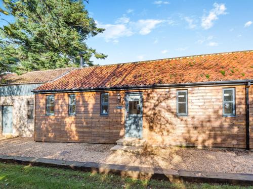 Pentney House | Welcoming Walnut Cottage - Family-Friendly Retreat Awaits