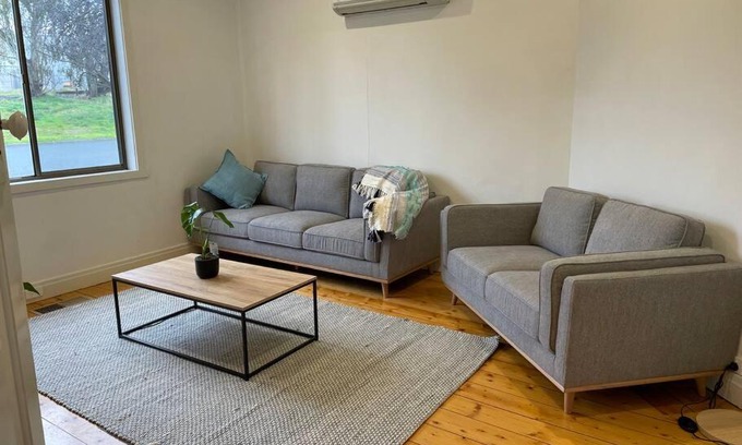 Bendigo House | Welcoming Walnut House: Steps from Lake Weeroona