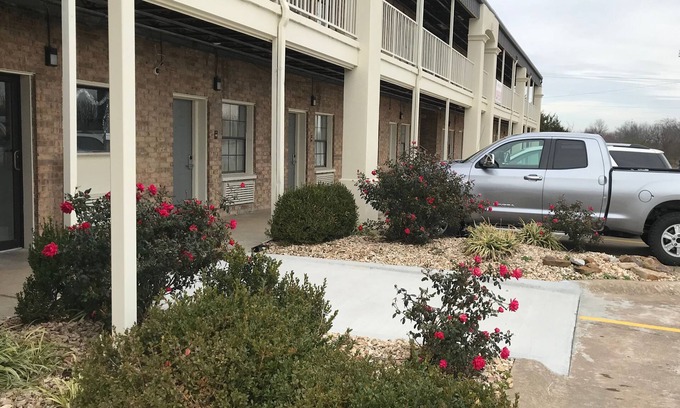 Checotah Hotel | Cozy Walnut Inn Motel: Family-Friendly Stay with Breakfast