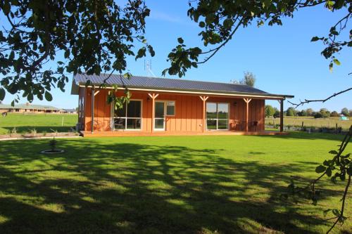Matamata Bed & Breakfast | Cozy Walnut Lodge B&B: Guest Rated 9.8 with Breakfast & Dining