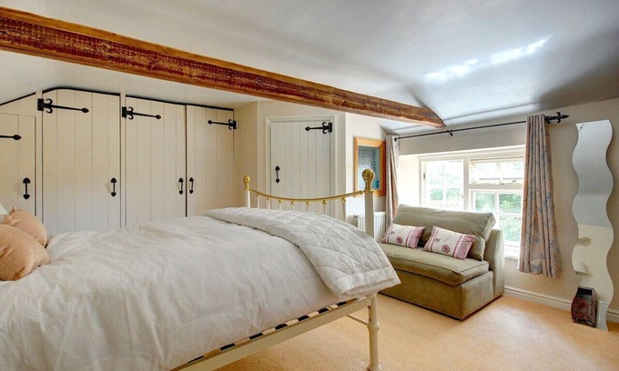 Barton Mills House | Walnut Tree Cottage: Family-Friendly Stay for 6 Guests