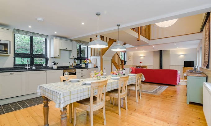 Patrixbourne House | Idyllic Walnut Tree Cottage: Garden Oasis near Canterbury