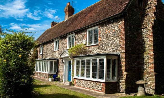 Littlehampton House | Walnut Tree House: A 4-Star Family-Friendly Retreat