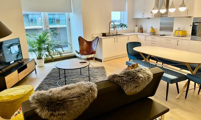 Cambridge Apartment | Welcoming Walnut Tree Apartment with Roof Terrace Escape