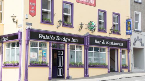 Newport Hotel | Welcoming Walsh's Bridge Inn: Family-Friendly Stay with Breakfast