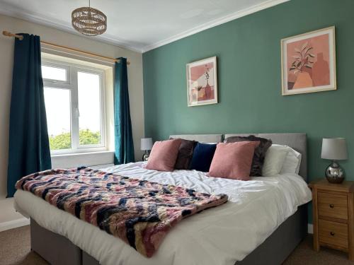 Grantham House | Family-Friendly Stay at Walton Gardens with Pet Welcome