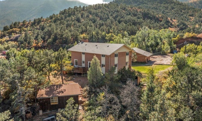 Manitou Springs House | Relax at Waltons Mountain Lodge with Hot Tub & Great Reviews