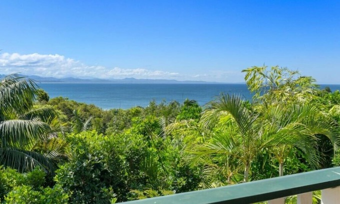 Byron Bay Apartment | Beautiful Beach House with Oceanfront Views to Julian Rocks