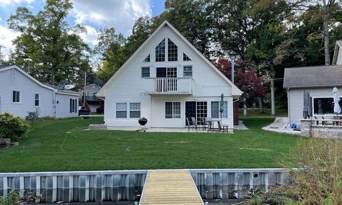Brooklyn House | Experience Wampler's Lake Cottage: Pet-Friendly Retreat