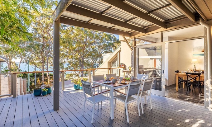 Salamander Bay House | Wanda Waterview: Relaxing Oceanfront Getaway with Amenities