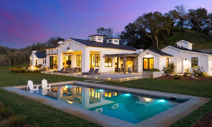 Healdsburg House | Wander Healdsburg Hills w/Pool & Hot Tub – 6 Bedrooms, Sleeps 16