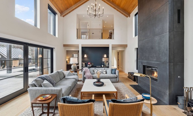 Stowe House | Inviting Ski Haven: 6BD, Hot Tub & Tennis Court Awaits