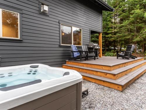 Glacier House | Unforgettable Jagged Mountain Retreat with Hot Tub & Family Fun