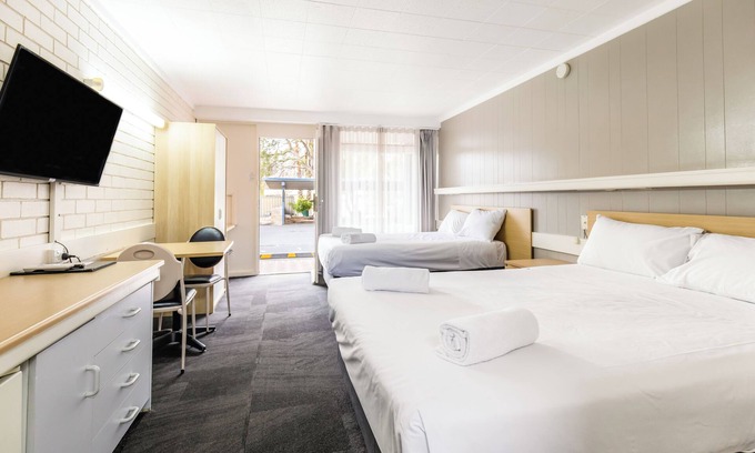 Central Mudgee Hotel | Discover Wanderlight Motor Inn: Pool, Breakfast & Family-Friendly